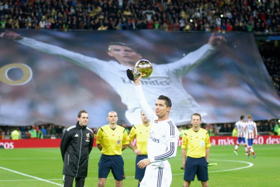 Madrid, Stadio Santiago Bernabeu. Copa del Rey, Real Madrid-Atletico. Prima della partita, Cristiano Ronaldo mostra il Pallone d’Oro vinto qualche giorno fa (LaPresse)